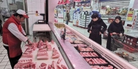 资料图：超市工作人员分解猪肉。 中新社记者 张云 摄 - 江苏新闻网