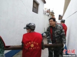王家权带领社区工作人员整治环境。(受访者供图) 刘林 摄 - 江苏新闻网