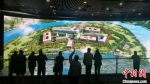 团员们在苏州工业园区展示馆了解苏州古城的今昔巨变。　钟升 摄 - 江苏新闻网