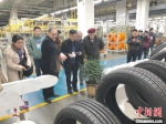 采访团成员在红豆集团“黑灯工厂”参观轮胎的制作。　孙权 摄 - 江苏新闻网