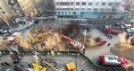 昨日，多辆挖掘机正在塌陷的坑洞中挖掘救援。 图/新京报动新闻、新京报我们视频 - 新浪江苏