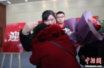 72岁外婆抱着27年未见的外孙女老泪纵横。　贺建华 摄 - 江苏新闻网
