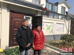 66岁的朱咸芒和老伴刘锦叶站在新居前，笑容洋溢在脸上。　于从文 摄 - 江苏新闻网