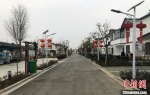 建湖县恒济镇恒东新村内的道路两侧挂上红红的灯笼和中国结，新年的气氛越来越浓。　于从文 摄 - 江苏新闻网
