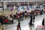 资料图：旅客在航站楼候机。中新社记者 瞿宏伦 摄 - 江苏新闻网
