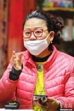 慈善达人“汤妈妈”汤崇雁忙着安排志愿者一道“抢”口罩、运口罩。张健 摄 - 江苏新闻网