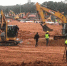 徐工集团的工程机械正在火神山医院建设工地施工。　徐工集团供图　 - 江苏新闻网