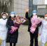治愈患者走出病房大楼。　谷华　摄 - 江苏新闻网