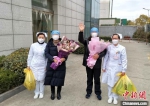 治愈患者走出病房大楼。　谷华　摄 - 江苏新闻网