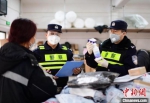 针对企业疫情防控，南京建邺警方做了细致的指导。　国武 摄 - 江苏新闻网