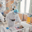 江苏省人民医院呼吸与危重症医学科副主任、主任医师，武汉市第一医院国家医疗队联合专家组组长齐栩（右一）和同事在武汉市第一医院重症监护病区给危重症患者进行检查。 - 新浪江苏