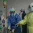 江苏支援湖北医疗队员在隔离病房中工作。　东南大学附属中大医院供图 - 江苏新闻网