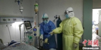 江苏支援湖北医疗队员在隔离病房中工作。　东南大学附属中大医院供图 - 江苏新闻网