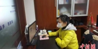 工作人员进行网上监管。　江苏省市场监管局供图 - 江苏新闻网