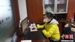 工作人员进行网上监管。　江苏省市场监管局供图 - 江苏新闻网