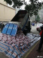 武汉小区用垃圾车给居民运肉 官方:集中销毁并追责 - 新浪江苏