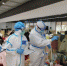 江苏援黄石医疗队在查看患者的状况。江苏省中医院供图 - 江苏新闻网