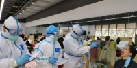 江苏援黄石医疗队在查看患者的状况。江苏省中医院供图 - 江苏新闻网