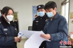 民警在企业检查疫情防疫情况。　唐学泉 摄 - 江苏新闻网