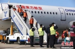 19日下午，江苏扬州援助湖北医疗队第二批164名撤离队员抵达扬州泰州国际机场。　扬州泰州机场供图 - 江苏新闻网
