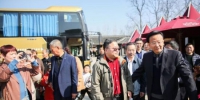扬州市委书记夏心旻(右一）变身导游，推动旅游业尽快“复苏”。　张卓君　摄 - 江苏新闻网