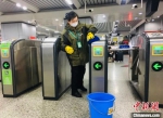 工作人员对站内设备进行消毒。　马立春 摄 - 江苏新闻网