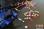 25日上午，在南京市仙灵陵园，“疫情无情仙灵有爱”2020年清明仙灵陵园集体代祭扫仪式举行。莲花池中，工作人员放入盏盏莲花灯，为故人祈福。　泱波　摄 - 江苏新闻网