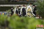 目前，江苏部分公墓实行预约登记、分时限流、有序开放的现场祭扫。　泱波 摄 - 江苏新闻网
