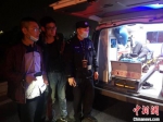 蔡某被送上救护车。　警方供图 - 江苏新闻网