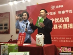 薛永向网友们推荐睢宁特产绿豆粉皮。　刘林　摄 - 江苏新闻网