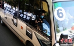 　4月4日，灵车从西昌市殡仪馆驶出。　刘忠俊 摄 - 新浪江苏