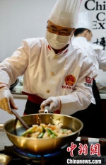 大厨们在烹饪淮扬菜。　顾津臣 摄 - 江苏新闻网