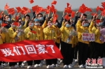 江苏医疗队员们在南京机场参加欢迎仪式。　泱波 摄 - 江苏新闻网