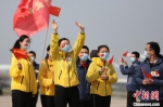 江苏医疗队员们和前来迎接的医院同事们挥手。　泱波 摄 - 江苏新闻网