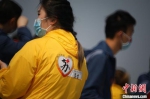 江苏医疗队员们着装的背后写着“苏”字。　泱波 摄 - 江苏新闻网