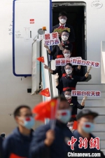 空姐们打出“致敬白衣天使”等标识。　泱波 摄 - 江苏新闻网