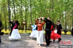 民众在森林文化广场载歌载舞。　朱志庚 摄 - 江苏新闻网