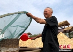 2018年，高党村集体入股新建了传统甜油坊，73岁的李前彬感觉自己有了奔头。(1) - 江苏新闻网
