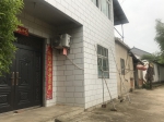 　遇害女童的家（左面白房子）与嫌疑人杨某某（右面黄房子）紧邻。新京报记者王昱倩摄 - 新浪江苏