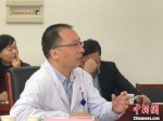 医学专家通过视频解答侨胞们提出的问题。　孙权　摄 - 江苏新闻网