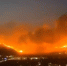 青岛小珠山山火复燃浓烟飘至小区 居民已撤离 - 新浪江苏
