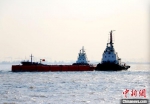 南通海事局进行交通组织，海巡艇进行交通维护。　南通海事局供图 - 江苏新闻网