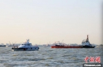 南通海事局进行交通组织，海巡艇进行交通维护。　南通海事局供图 - 江苏新闻网