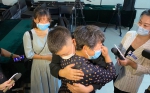 　4月30日晚，姚策与亲生母亲张萍第一次见面。新京报记者 王清以 雷燕超 摄 - 新浪江苏