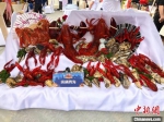 夜上海展示的龙虾宴。　朱晓颖　摄 - 江苏新闻网
