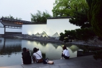 5月4日，江苏苏州，五一小长假期间，苏州博物馆延长开放时间，为游客开启夜游活动。  图/视觉中国 - 新浪江苏