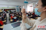 老师为学生讲解正确洗手的方法。　孟德龙 摄 - 江苏新闻网
