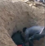 　民警将马某母亲救出。视频截图 - 新浪江苏