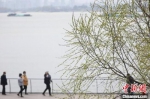 南京计划继续加快推动沿江1公里范围内重化工企业的应退尽退，提升滨江人居环境。(资料图) 泱波 摄 - 江苏新闻网