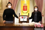 意大利卢奇尼亚诺市长罗伯特·卡西(右)与意大利卢奇尼亚诺市旅游委员会主席斯特法诺·克雷斯蒂收到驰援口罩后表达感谢。 拍摄者提供 - 江苏新闻网